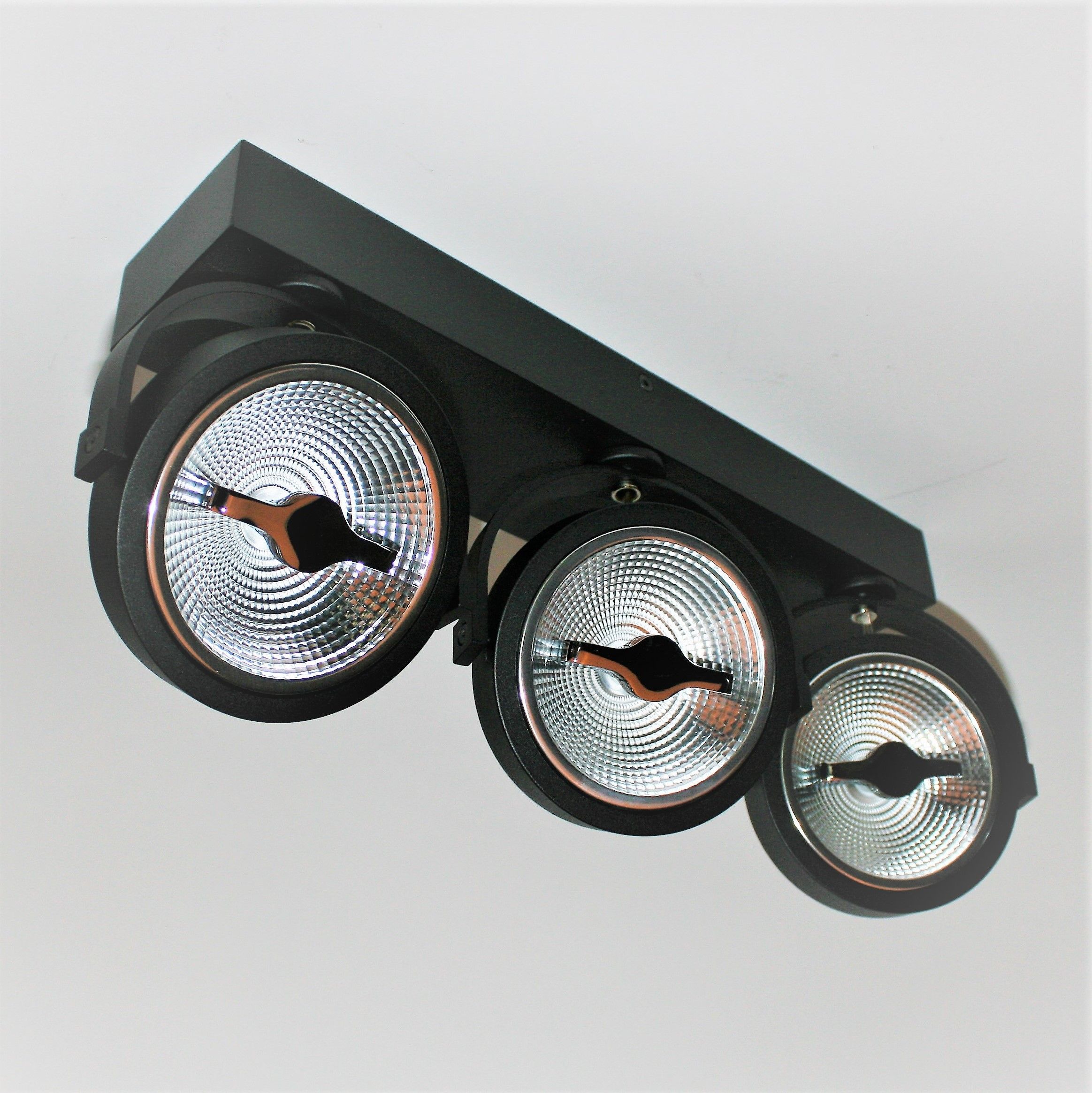 Triple AR111 LED Spot 45W 2200-2800K hangend