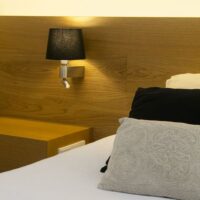 Faro Room wand en bed lamp zwart sfeer
